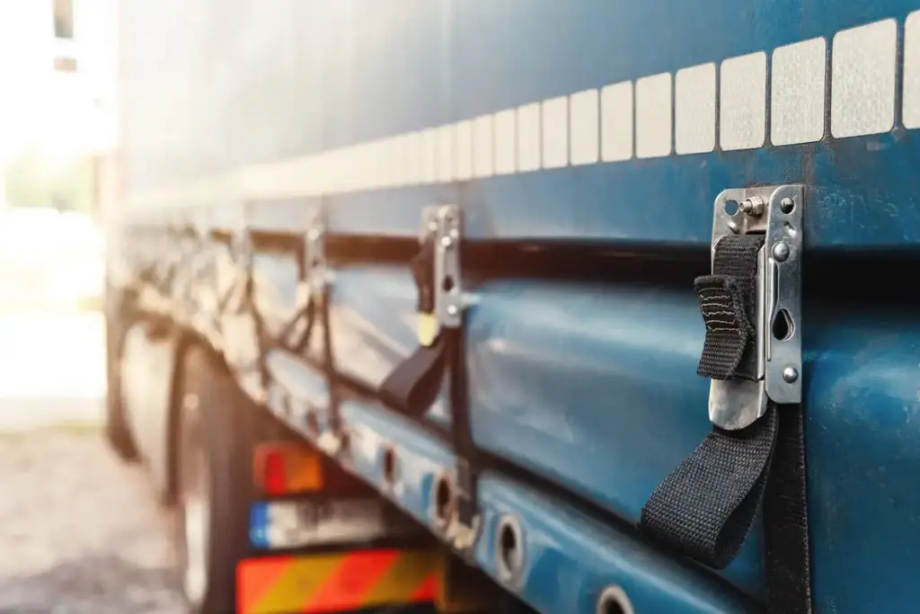 Sangles d'une bâche d'un camion